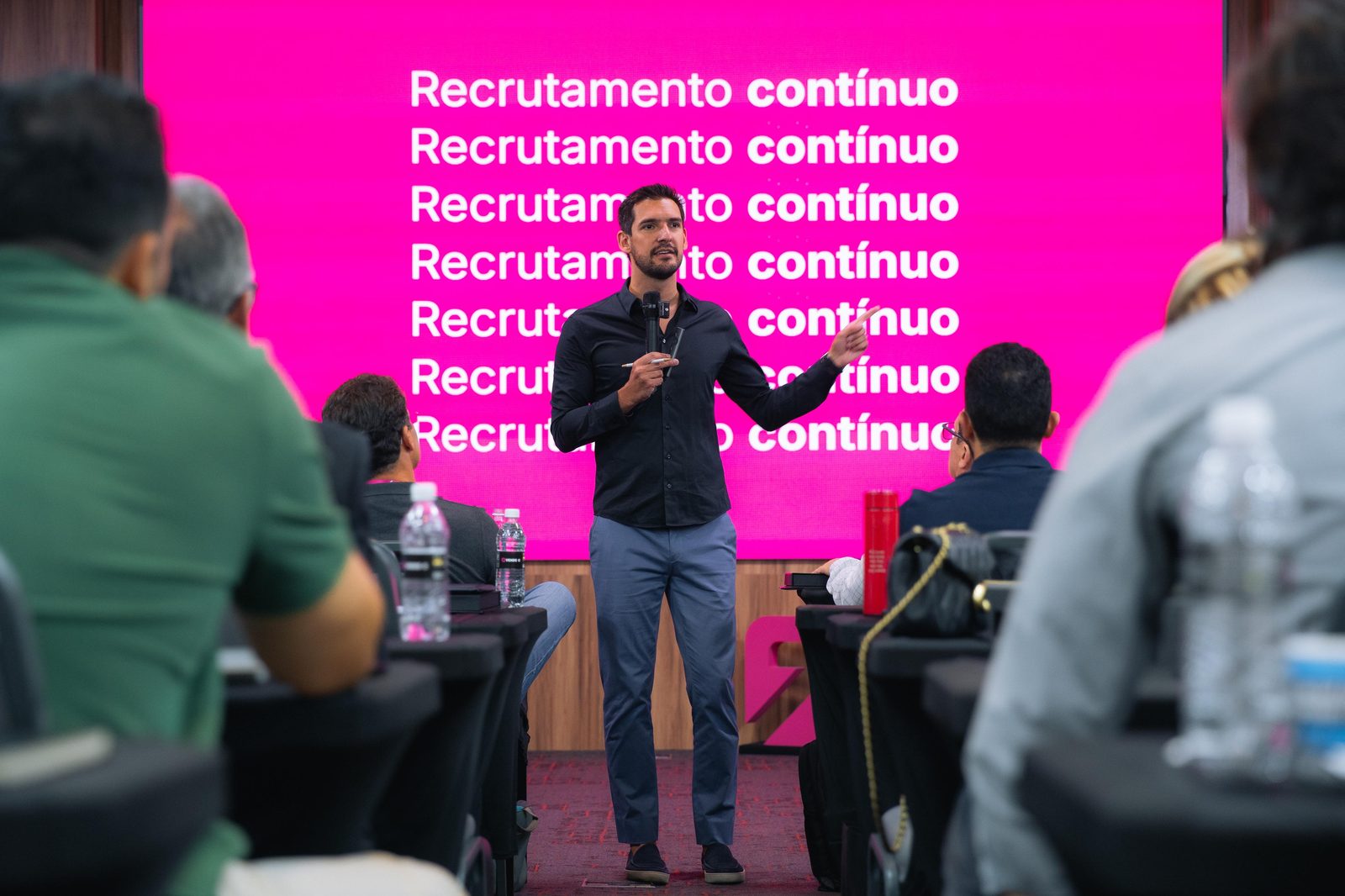 Ulisses Carneiro conduzindo treinamento de time comercial