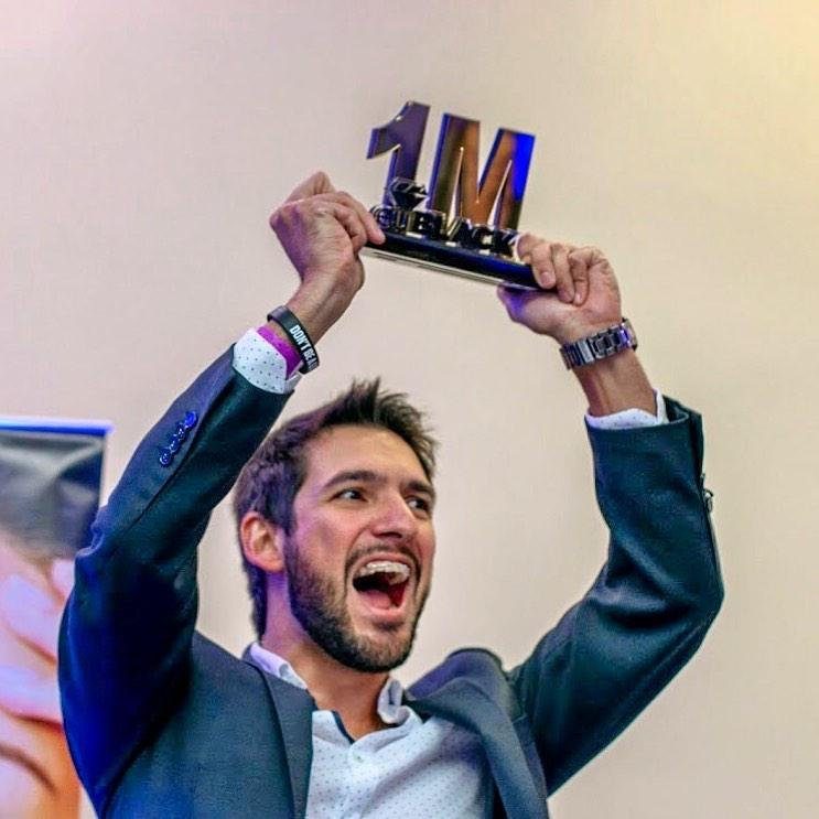 Ulisses Carneiro com troféu de premiação de vendas
